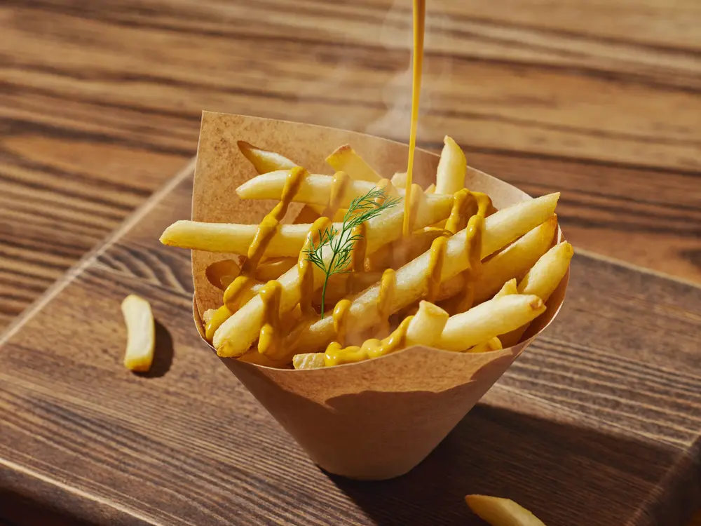 Pommes frites mit goldener Yoopsie Pommes-Sauce von ÖzFood